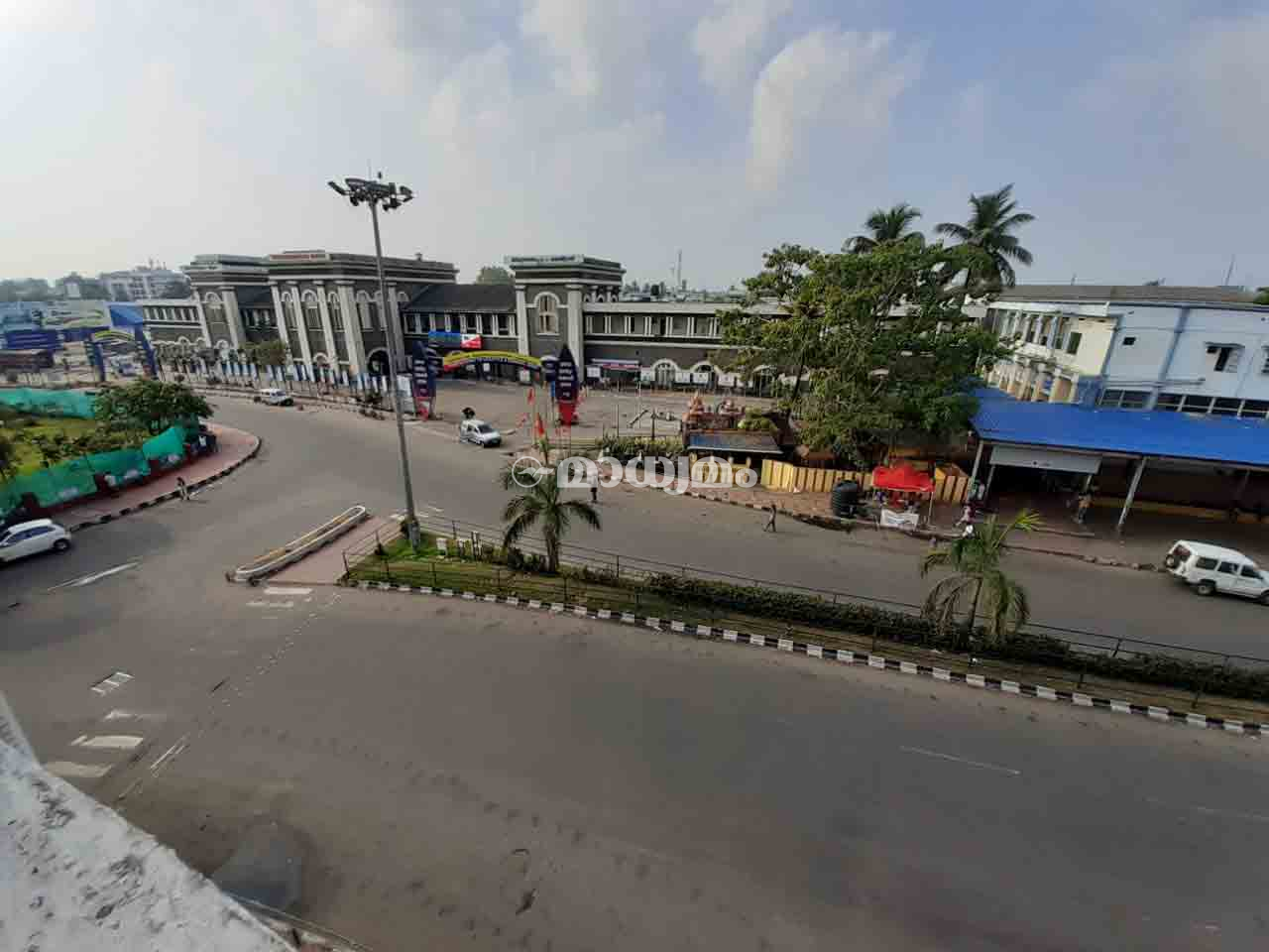 നിയന്ത്രണങ്ങളിൽ ഒതുങ്ങി കേരളം മുന്നോട്ട്