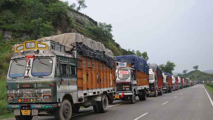 ​ട്രക്കിൽ ഒളിച്ചുകടക്കാൻ ശ്രമിച്ച റഷ്യൻ വനിതയെയും യുവാവിനെയും പിടികൂടി