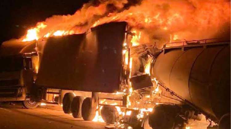 ച​ര​ക്ക്​ ട്ര​ക്കു​ക​ൾ കൂ​ട്ടി​യി​ടി​ച്ച്​ തീ​പി​ടി​ച്ചു; ഡ്രൈ​വ​ർ മ​രി​ച്ചു