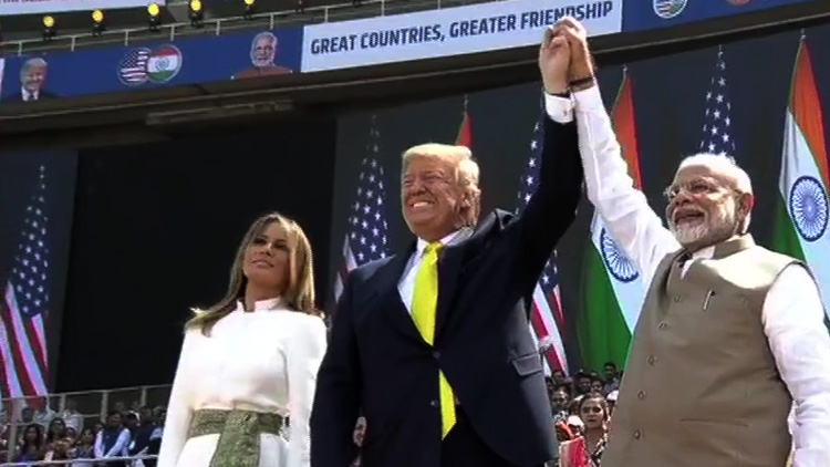 നമസ്തേ ട്രംപ്: മൊട്ടേര സ്റ്റേഡിയത്തിൽ എതിരേറ്റത് വൻ ജനാവലി