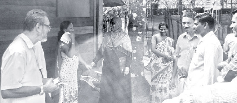 വിശേഷം പങ്കുവെച്ചും സൗഹൃദം പുതുക്കിയും വോട്ടുപിടിത്തം