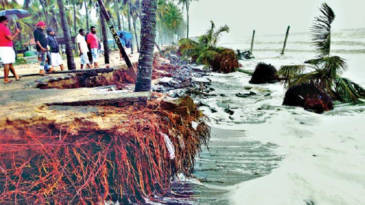 കടൽ ഇരമ്പി; തീരം ഭീതിയിൽ