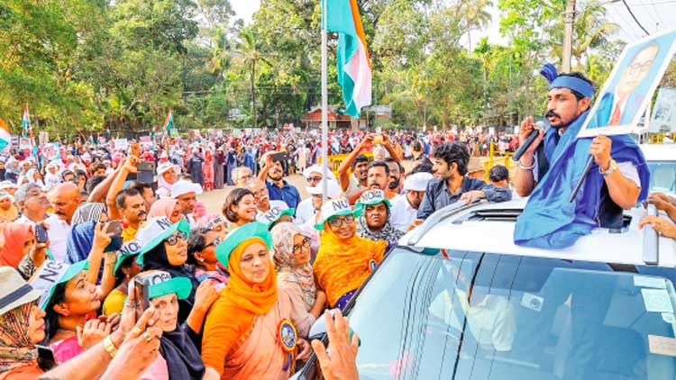 പൗരത്വ ഭേദഗതി നിയമത്തിനെതിരെ ആര്‍ത്തലച്ച് ആള്‍ത്തിരമാല