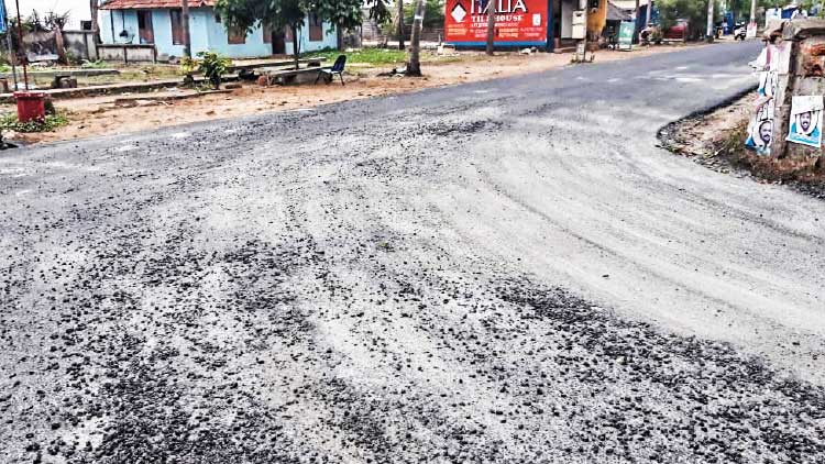 മൂന്ന് കോടി ചെലവിട്ട് നവീകരിച്ച റോഡിലെ  മെറ്റൽ ഇളകി