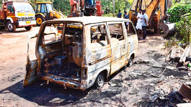 നിർത്തിയിട്ട വാഹനം  കത്തിയ നിലയിൽ