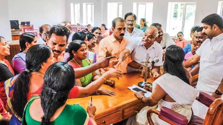 തെരുവ് വിളക്കുകളിൽ ‘കത്തി’ ഇരിങ്ങാലക്കുട കൗൺസിൽ