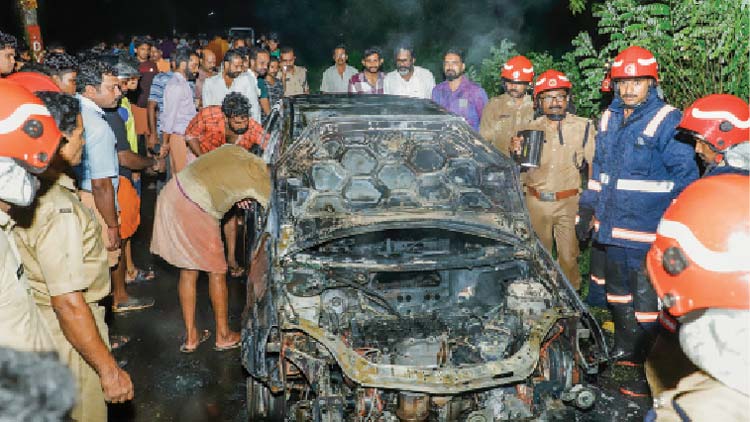 അവണൂരിൽ ഓടുന്ന കാറിന് തീപിടിച്ചു