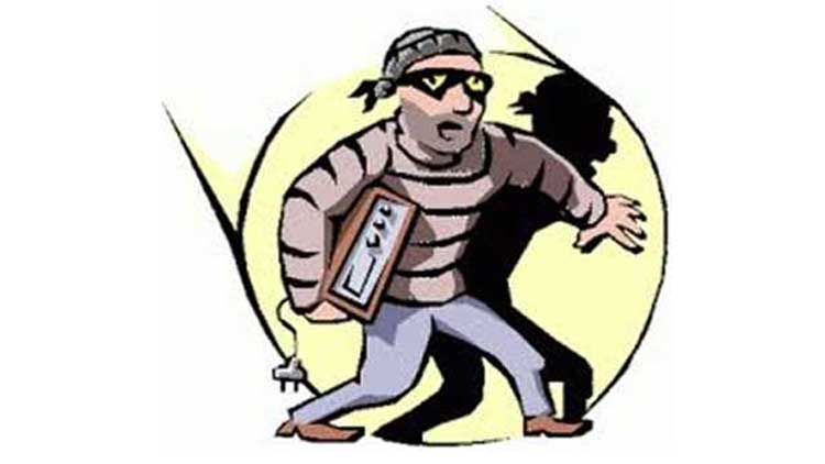 കുടുംബം തൃശൂർ പൂരത്തിൽ; വീട്ടിൽ വൻ മോഷണം