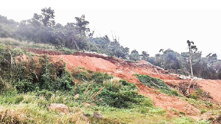 ഇടിയുമെന്ന് ഭീതിപരത്തി കുന്നിടിച്ച് കടത്തുന്നു