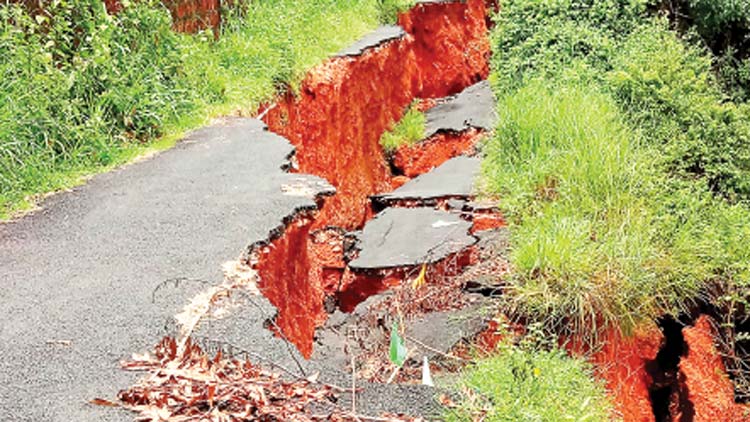 പൊയ്യ–താഴ്വാരം റോഡ് ഇനി എത്ര നാൾ?