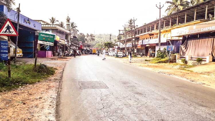 ബി.ജെ.പി പൊതുയോഗം: മൂന്നു ടൗണുകളിൽ വ്യാപാരികൾ കടയടച്ച് സ്​ഥലംവിട്ടു