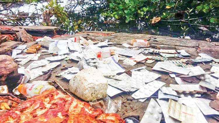 കാലാവധി കഴിഞ്ഞ മരുന്നുകൾ പുഴയോരത്ത് തള്ളി