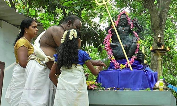 ബാലികയുടെ മുഖ്യകാർമികത്വത്തിൽ ശനീശ്വരവിഗ്രഹപ്രതിഷ്ഠ