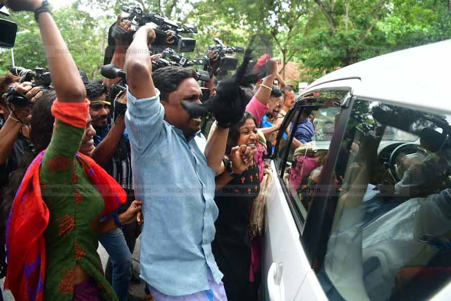 ഉത്തരക്കടലാസ്​ ചോർച്ച: രാജ്​ഭവൻ ഗേറ്റിൽ വി.സിയെ കെ.എസ്​.യുക്കാർ തടഞ്ഞു