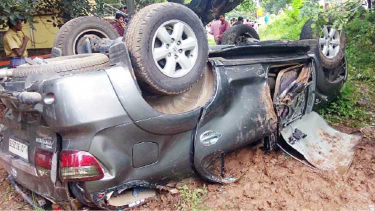 കാറും ഓട്ടോയും കൂട്ടിയിടിച്ച് താഴ്ചയിലേക്ക്​ മറിഞ്ഞു