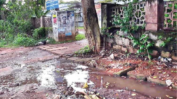 ഓ​ട ക​വി​ഞ്ഞ് മ​ലി​ന​ജ​ലം റോ​ഡി​ൽ; രോ​ഗ​ഭീ​തി​യി​ൽ ജ​നം