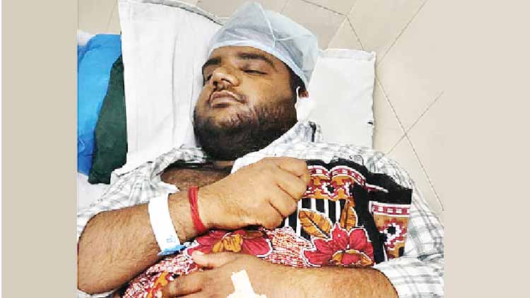 ബൈക്ക് യാത്രികനെ ആക്രമിച്ച് പണവും പഴ്സും കവർന്നു