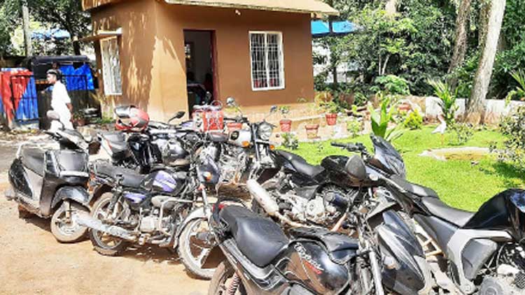വിദ്യാലയ പരിസരങ്ങളിൽ പൊലീസ് പരിശോധന; ബൈക്കുകൾ പിടികൂടി