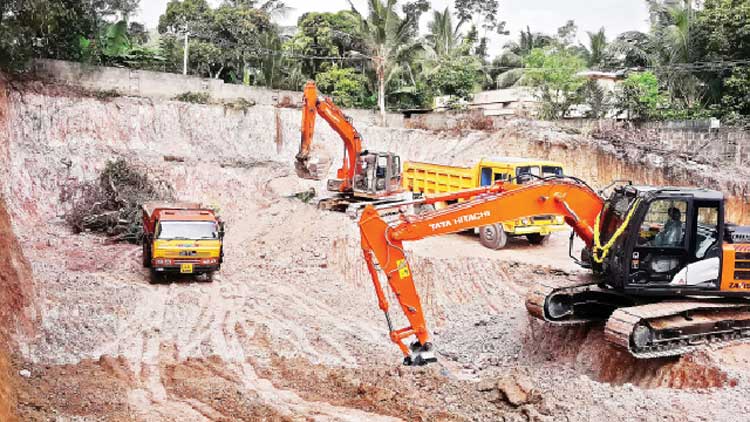 കെട്ടിട നിർമാണത്തി​െൻറ മറവിൽ വൻ കുന്നിടിക്കലും മണ്ണ്​ കടത്തും