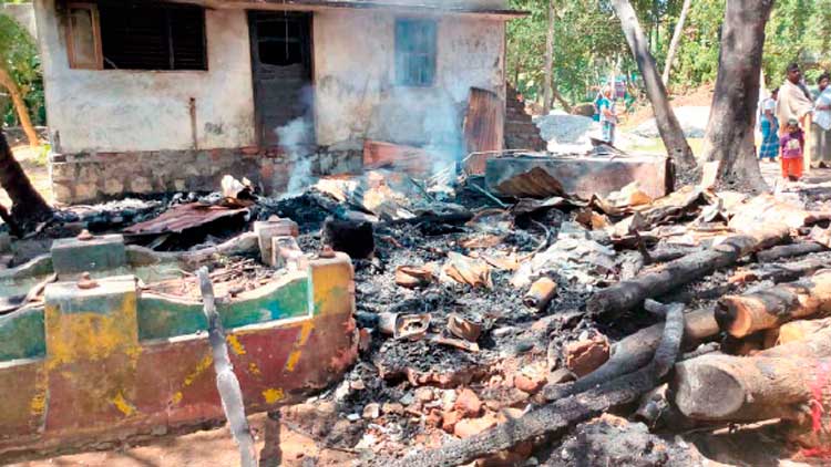 വീട്ടുകാരെ മർദിച്ചശേഷം അക്രമിസംഘം വീടിന് തീയിട്ടു വീട്ടുകാരെ മർദിച്ചശേഷം അക്രമിസംഘം വീടിന് തീയിട്ടു