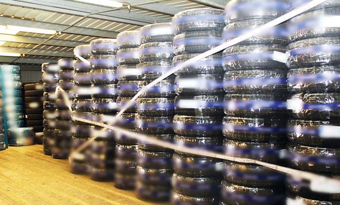 കാ​ലാ​വ​ധി ക​ഴി​ഞ്ഞ ട​യ​ർ വി​ൽ​പ​ന; സം​ഘം വ​ല​യി​ൽ