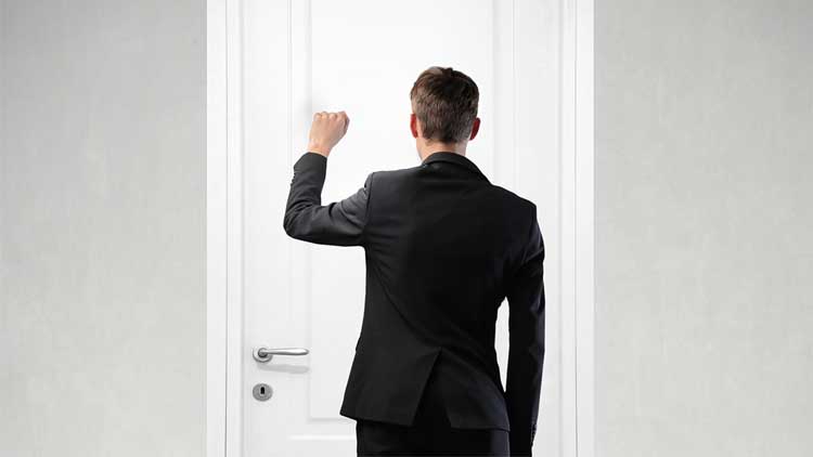 ഷാ​ർ​ജ സ​ർ​ക്കാ​ർ ജീ​വ​ന​ക്കാ​ർ വ​ന്നു  വാ​തി​ലി​ൽ മു​ട്ടും; ഭ​യ​പ്പെ​ട​രു​ത്​