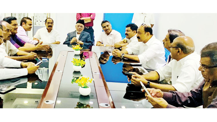 പാണക്കാട് ഹൈദരലി തങ്ങളുമായി  ഒ.​െഎ.സി.സി നേതാക്കൾ ചർച്ച നടത്തി