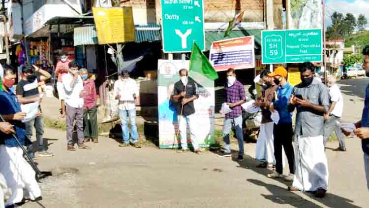 മേ​പ്പാ​ടി–ചൂ​ര​ൽ​മ​ല റോ​ഡ് ന​വീ​ക​ര​ണം; യു.​ഡി.​വൈ.​എ​ഫ് ധ​ർ​ണ ന​ട​ത്തി