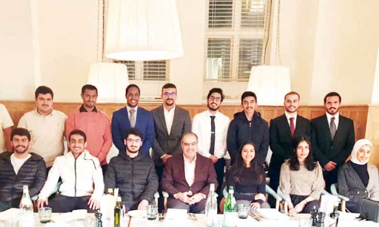 യു.​കെ അം​ബാ​സ​ഡ​ർ വി​ദ്യാ​ർ​ഥി​ക​ളു​മാ​യി കൂ​ടി​ക്കാ​ഴ്​​ച ന​ട​ത്തി