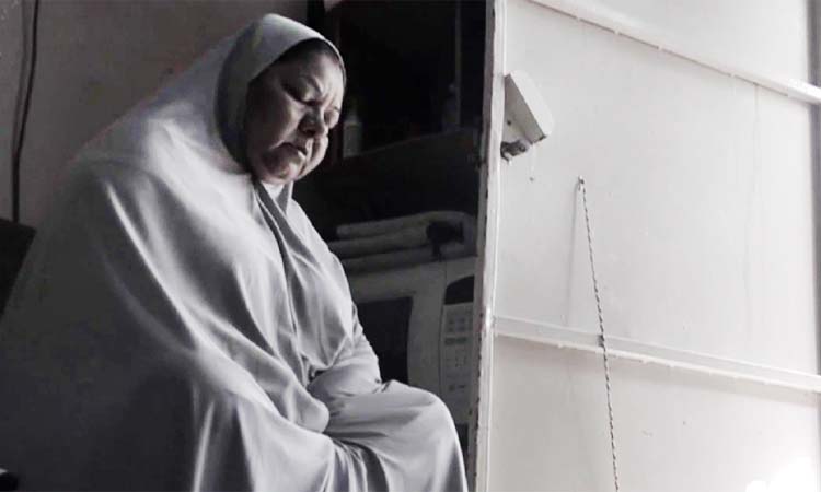 നി​സ​ഹാ​യ​ത​യി​ൽ ഉ​രു​കി ഇ​വി​ടെ​യൊ​രു ഉ​മ്മ