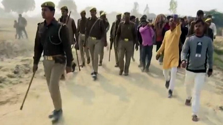 ഉന്നാവ് പെൺകുട്ടിയുടെ മൃതദേഹം സംസ്കരിച്ചു; സഹോദരിക്ക് സർക്കാർ ജോലി, സഹോദരന് തോക്ക്