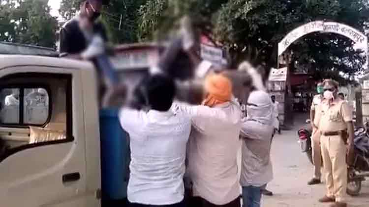 യു.പിയിൽ തെരുവിൽ മരിച്ചയാളുടെ മൃതദേഹം നീക്കിയത്​ മാലിന്യ വണ്ടിയിൽ