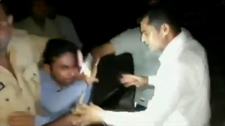 യു.പിയിൽ മാധ്യമപ്രവർത്തകന് പൊലീസ് മർദനം; തുണിയുരിച്ച് വായിൽ മൂത്രമൊഴിച്ചു