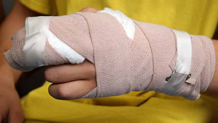 കുട്ടികൾ തമ്മിലുള്ള വഴക്ക് ഏറ്റെടുത്ത്​ മാതാപിതാക്കൾ: കൈകടിച്ചുമുറിക്കുകയും കണ്ണിൽ കുത്തുകയും ചെയ്​തു