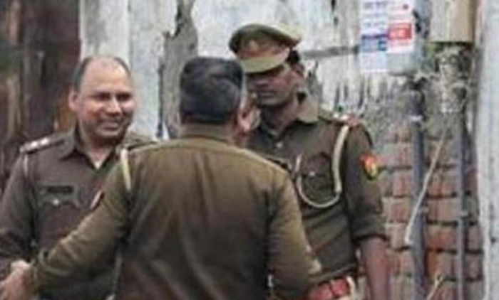 ഹെ​ൽ​മ​റ്റി​ടാ​ത്ത​തി​ന്​​ ​പി​ഴ​യി​ട്ടു; ലൈ​ൻ​മാ​ൻ  പൊ​ലീ​സ്​ സ്​​റ്റേ​ഷ​നി​ലെ ഫ്യൂ​സ്​ ഊ​രി