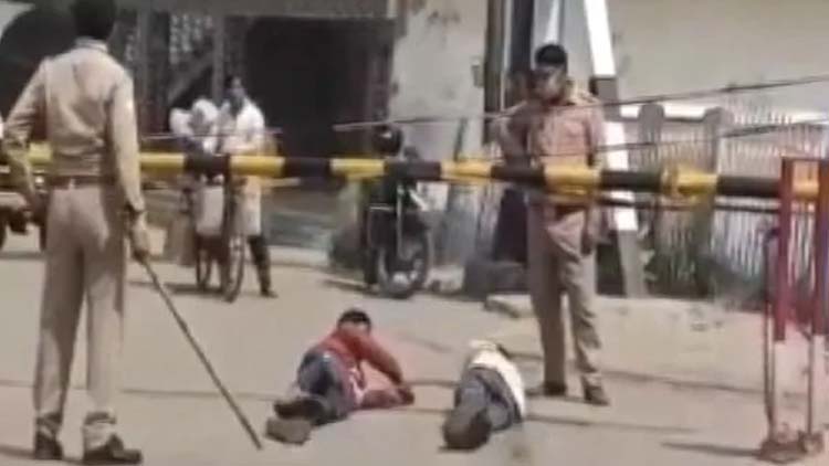 മാസ്ക് ധരിക്കാത്ത തൊഴിലാളികളെ റോഡിലിട്ട് ഉരുട്ടി യു.പി പൊലീസ് - Video