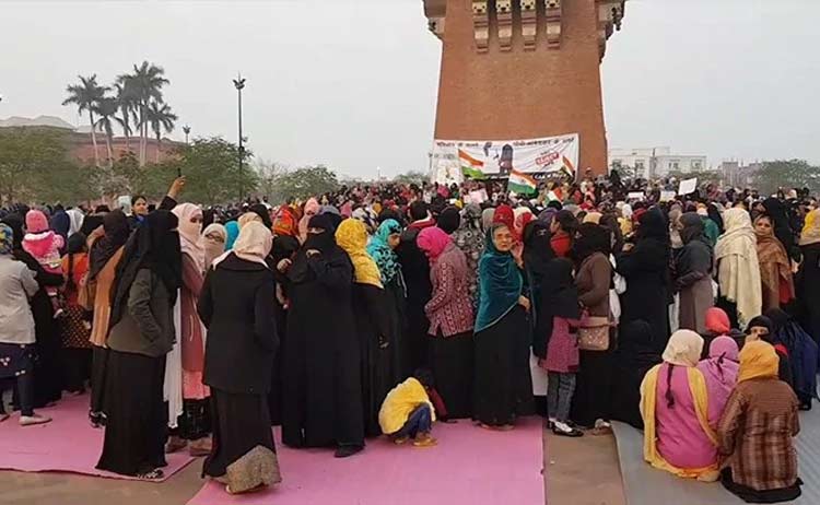 സി.എ.എ പ്രതിഷേധം: ഉറുദു കവിയുടെ പെൺമക്കളടക്കം സ്ത്രീകള്ക്കെതിരേ കലാപക്കുറ്റം സി.എ.എ പ്രതിഷേധം: ഉറുദു കവിയുടെ പെൺമക്കളടക്കം സ്ത്രീകള്ക്കെതിരേ കലാപക്കുറ്റം