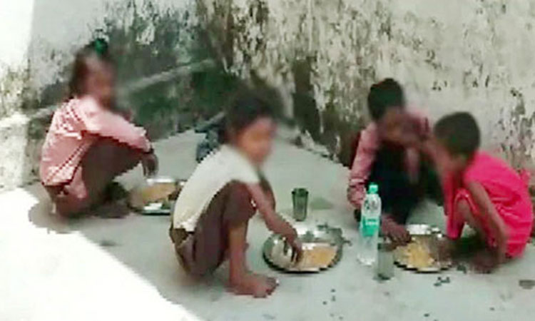 യു.​പി​യി​ൽ ദ​ലി​ത്​ കു​ട്ടി​ക​ൾ​ക്ക്​  ഭ​ക്ഷ​ണം നൽകുന്നത്​ മാ​റ്റി​യി​രു​ത്തി