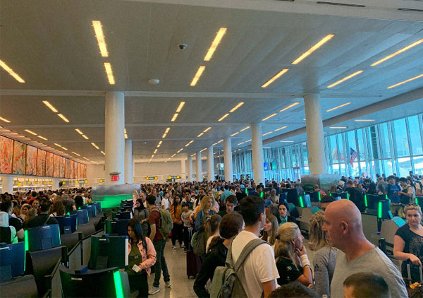 കസ്റ്റംസിന്‍റെ കമ്പ്യൂട്ടറുകൾ ഓഫ്​ലൈനിൽ; യു.എസ് വിമാനത്താവളങ്ങളിൽ വലഞ്ഞ് യാത്രക്കാർ