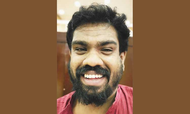 കോൺഗ്രസ്​​ മത്സരിക്കുന്നത് സംഘ്പരിവാറിനെതിരെ മാത്രമല്ല ഇടത് ബദൽ കാൽപനികതക്കെതിരെ -വി.ആർ അനൂപ്​