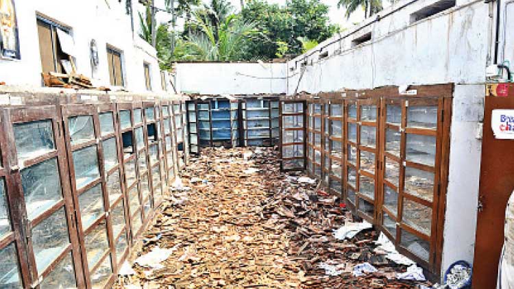 തീരമേഖലയിലെ കുട്ടികൾക്ക് ആശ്രയമായ ലൈബ്രറി കാറ്റിലും മഴയിലും നിലംപൊത്തി