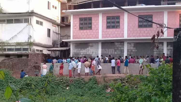 ബിവറേജസ്​ ഔട്ട്​ലെറ്റുകൾക്ക്​ മുന്നിലെ ക്യൂ: ഹൈകോടതി ഉത്തരവ്​ നടപ്പാക്കാത്തത്​ വിനയായി