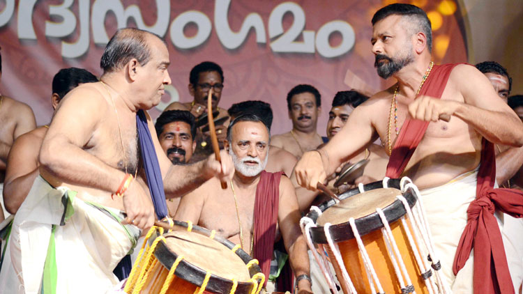 കൊ​ട്ടും കു​ഴ​ൽ​വി​ളി​ത്താ​ള​വും ഒ​ഴു​കി​പ്പ​ര​ന്ന​പ്പോ​ൾ...