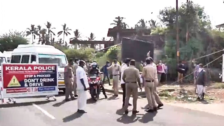 തമിഴ്നാടിന്‍റെ പരിശോധന വൈകുന്നു; വാളയാറിൽ വൻ തിരക്ക്