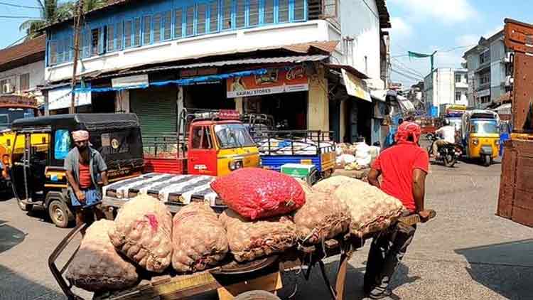 കോഴിക്കോട് വലിയങ്ങാടിയിൽ മൂന്ന് കടകൾക്കെതിരെ നടപടി: ഒരെണ്ണം പൂട്ടിച്ചു കോഴിക്കോട് വലിയങ്ങാടിയിൽ മൂന്ന് കടകൾക്കെതിരെ നടപടി: ഒരെണ്ണം പൂട്ടിച്ചു