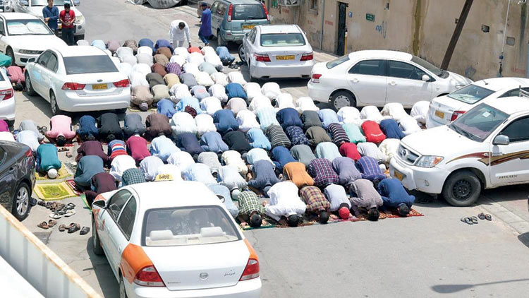 ഭ​ക്​​തി​സാ​ന്ദ്രം ആ​ദ്യ വെ​ള്ളി; മ​സ്​​ജി​ദു​ക​ൾ നി​റ​ഞ്ഞു