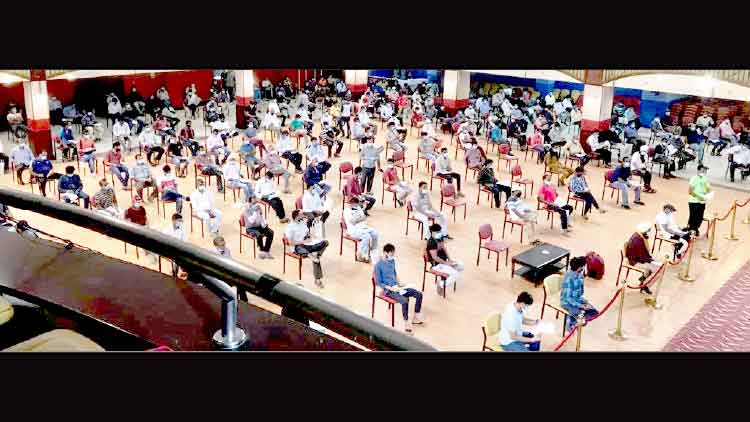 വ​ന്ദേ ഭാ​ര​ത്: അ​ബൂ​ദ​ബി​യി​ൽ ടി​ക്ക​റ്റെ​ടു​ക്കാ​ൻ തി​ര​ക്കേ​റി