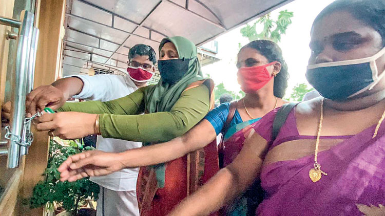 പഞ്ചായത്തിലെ 23 അംഗങ്ങളും ഒന്നിച്ചെത്തി വണ്ടൂരിലെ വിവാദ ബാർ  പൂട്ടി