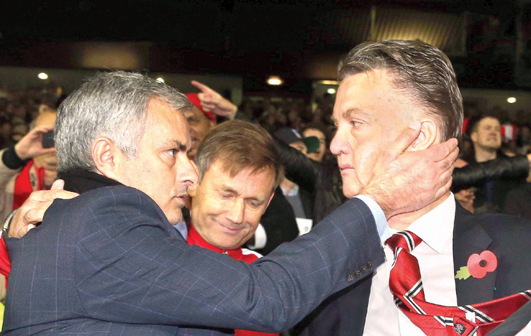 കിരീടവും മതിയായില്ല;  വാന്‍ഗാല്‍ പുറത്ത്