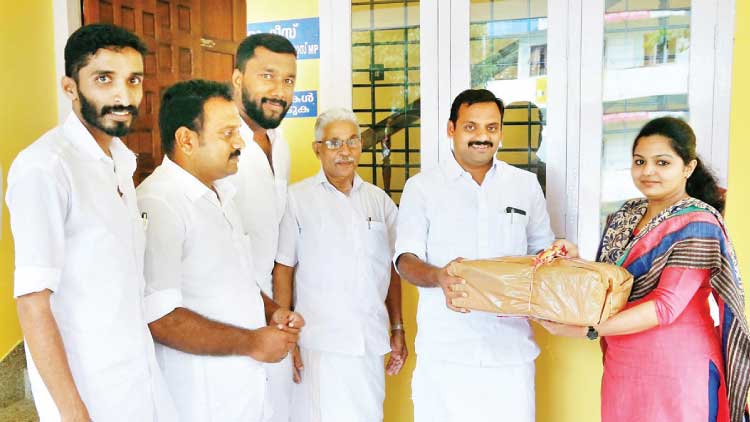 ഇ​ടു​ക്കി അ​സോ​സി​യേ​ഷ​ന്‍ വ​നി​ത ഫോ​റം ദു​രി​താ​ശ്വാ​സ സ​ഹാ​യം കൈ​മാ​റി